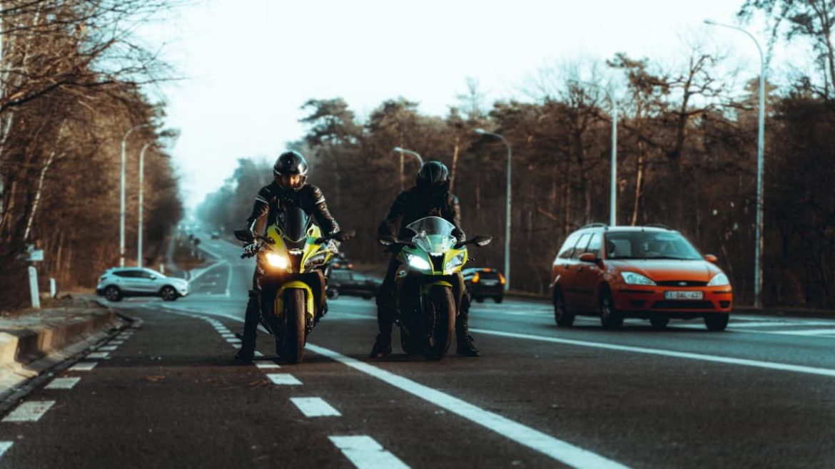 Accessoires indispensables pour longs trajets moto 2026