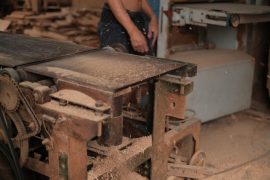 Comment le travail du bois s'est-il modernisé pour transformer la création de mobilier ?
