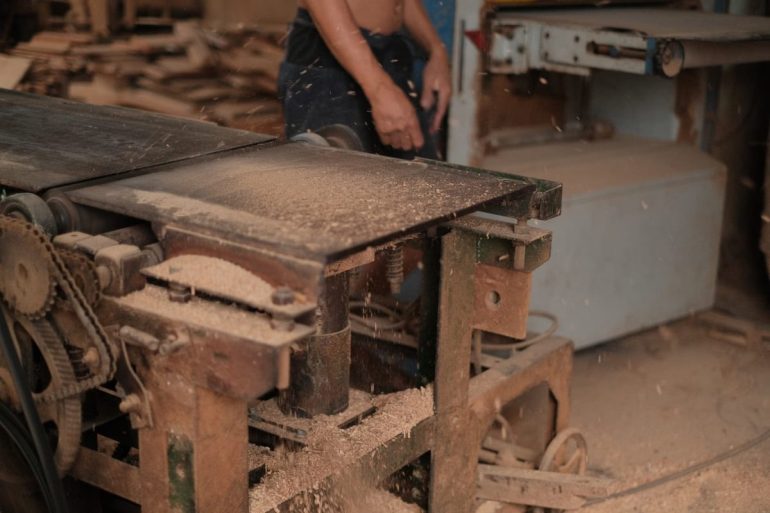 Comment le travail du bois s'est-il modernisé pour transformer la création de mobilier ?