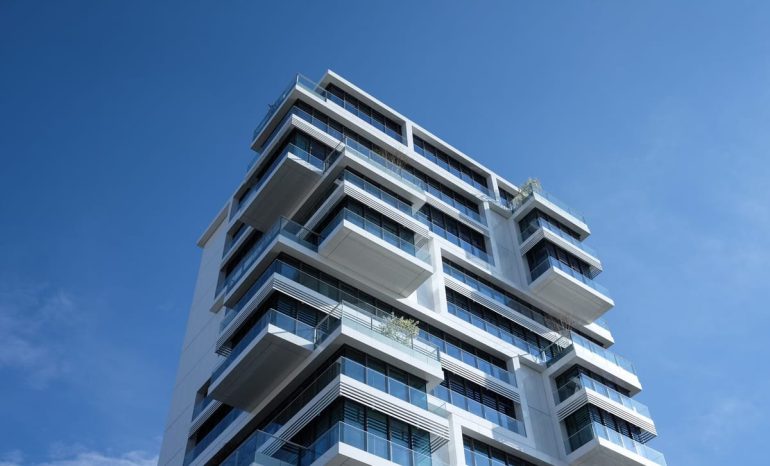Travaux en copropriété : l'assurance de l'immeuble suffit-elle vraiment ?